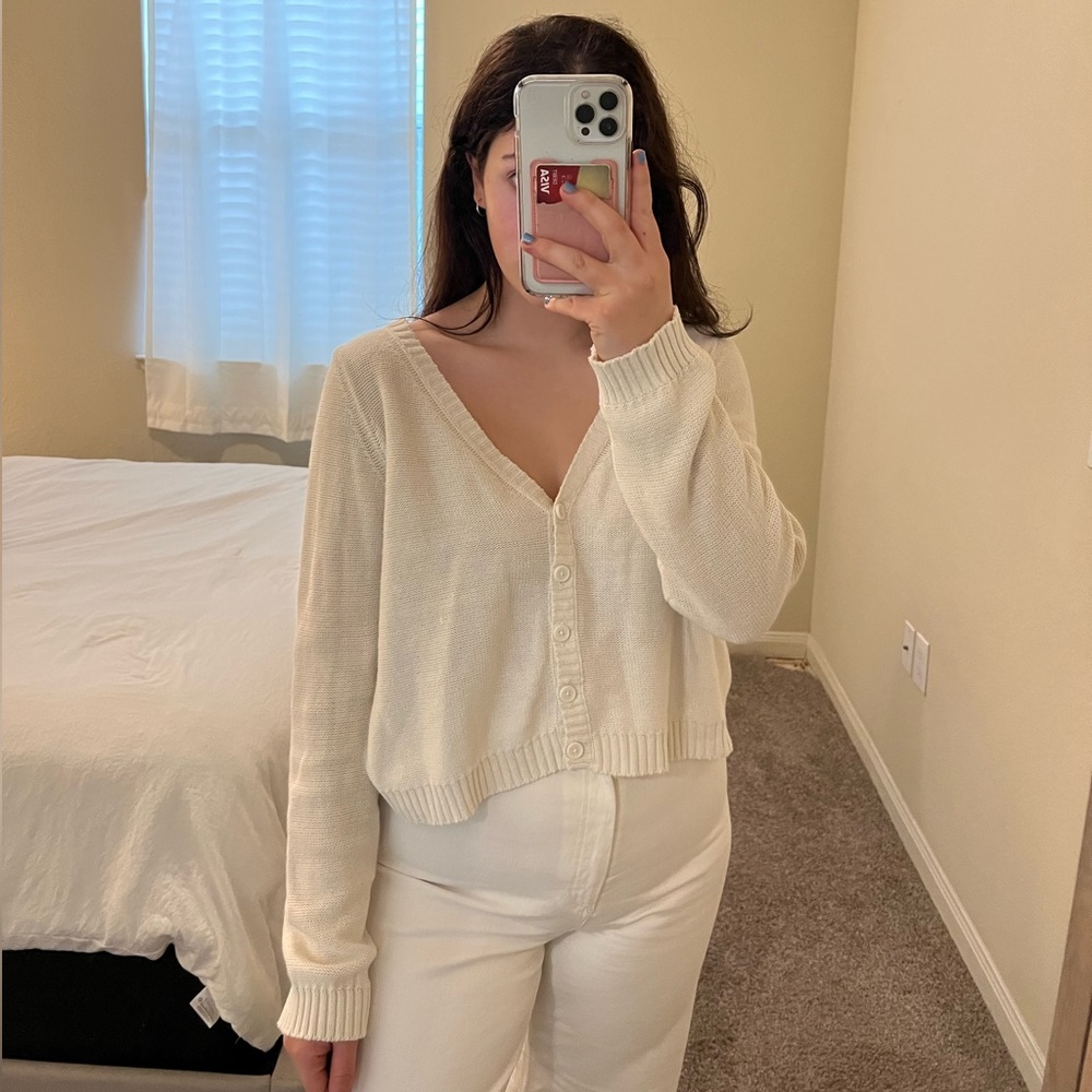 White American Eagle sweater. Can be off the shoulder or regular. Super cute!